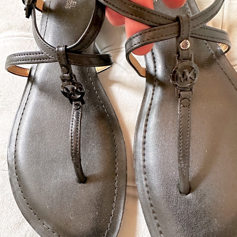 LIKE NEW MICHAEL KORS STRAP SANDALS